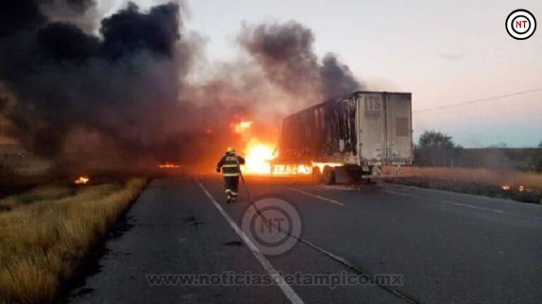 CHOCAN Y SE INCENDIAN DOS TRAILERES EN LA LIBRE LA GLORIA-SANFERNANDO