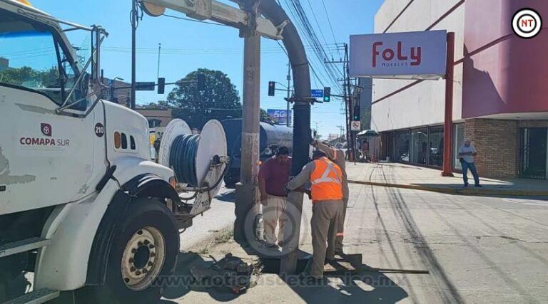 Atiende COMAPA SUR fuga en la Avenida Hidalgo