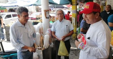 Francisco Chavira saluda a locatarios del mercado 18 de Marzo en Madero