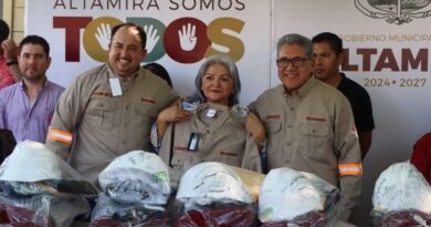 Entregan alcalde y gerente general uniformes y equipo a personal de COMAPA Altamira