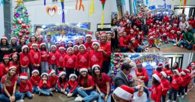 Preside rector encendido del pino navideño Familia UAT.