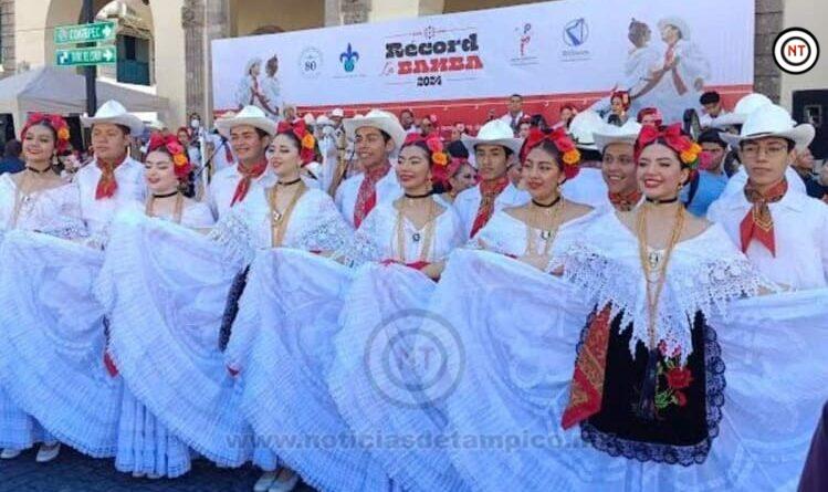 Veracruzanos rompen récord bailando ‘La Bamba’