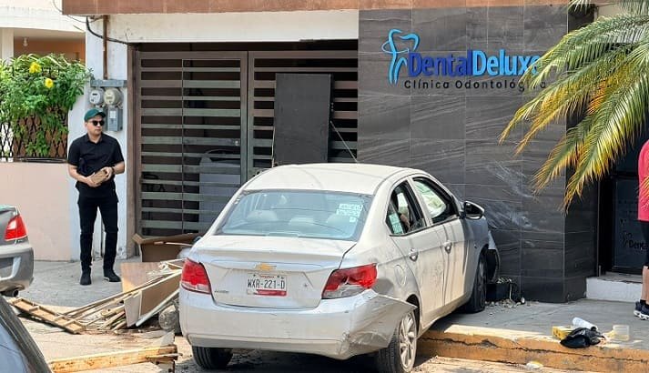 Vecinos y comerciantes piden topes y semáforos ante constantes accidentes en peligroso crucero.